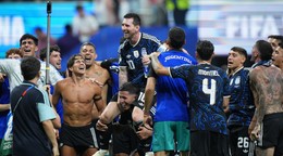 Lionel Messi (10) z Argentíny oslavuje so spoluhráčmi víťazstvo po semifinálovom zápase majstrovstiev sveta vo futbale medzi Anglickom a Argentínou v Atlante