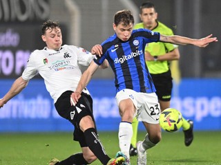 Futbalista Interu Miláno Nicolo Barella v zápase proti Spezii. 