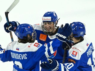 Mladí slovenskí hokejisti, zľava Luka Radivojevič, Alex Miroslav Zálešák a Tomáš Pobežal. 