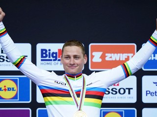 Mathieu van der Poel v dúhovom drese po triumfe na MS 2023.
