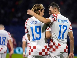 Futbalisti Chorvátska sa tešia z gólu.