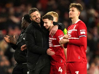 Tréner Middlesbroughu Michael Carrick oslavuje s hráčmi.