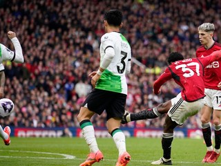 Futbalista Manchestru United Kobbie Mainoo strieľa gól v zápase proti Liverpoolu.