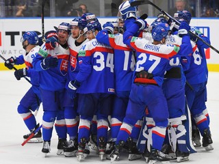 Víťazná radosť slovenských hokejostov v predĺžení v zápase základnej B-skupiny USA - Slovensko .