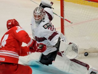 Krzysztof Macias skóruje v zápase Poľsko - Lotyšsko na MS v hokeji 2024