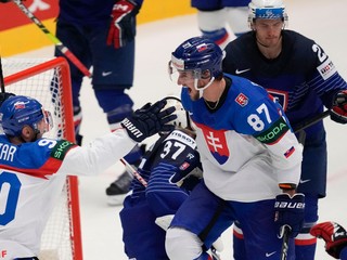 Pavol Regenda a Tomáš Tatar oslavujú gól v zápase Slovensko - Francúzsko na MS v hokeji 2024. 