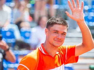 Poľský tenista Kamil Majchrzak oslavuje víťazstvo