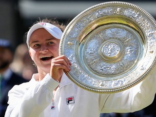 Barbora Krejčíková s trofejou po triumfe vo Wimbledone 2024.