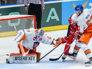 Pardubický útočník Robert Kousal strieľa gól v zápase proti Tappere Tampere. 