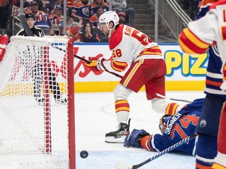 Hokejista Calgary Flames Justin Kirkland strieľa svoj prvý gól v NHL proti Edmontonu.