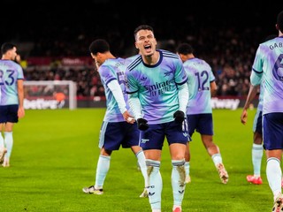 Gabriel Martinelli (v strede) sa teší po strelenom góle v zápase Brentford FC - Arsenal FC v 19. kole Premier League.