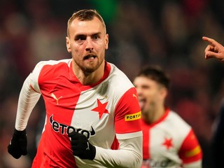 Hráči Slavie Praha oslavujú gól.