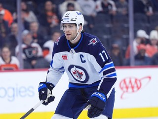 Kapitán Winnipegu Adam Lowry.