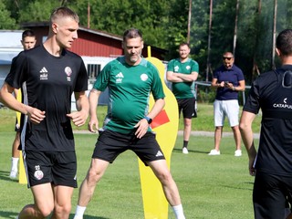 Asistent trénera Vladimír Cifranič (v strede) počas tréningu pred štartom letnej prípravy futbalového klubu FK Železiarne Podbrezová.
