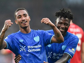 Futbalisti Bayeru Leverkusen oslavujú gól.