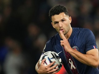 Hráč PSG Goncalo Ramos oslavuje po tom, ako strelil druhý gól proti Štrasburgu v zápase Paríž Saint-Germain - Racing Štrasburg.
