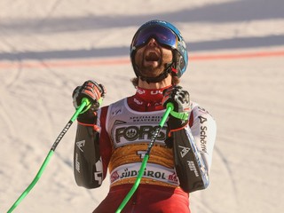 Marco Schwarz oslavuje triumf v obrovskom slalome v Alta Badii.