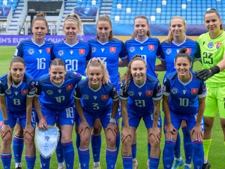 Na snímke futbalistky základnej jedenástky Slovenska pózujú pred zápasom B- divízie 3. skupiny kvalifikácie na MS 2027 vo futbale žien Slovensko - Fínsko v Nitre.