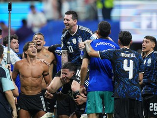 Lionel Messi (10) z Argentíny oslavuje so spoluhráčmi víťazstvo po semifinálovom zápase majstrovstiev sveta vo futbale medzi Anglickom a Argentínou v Atlante
