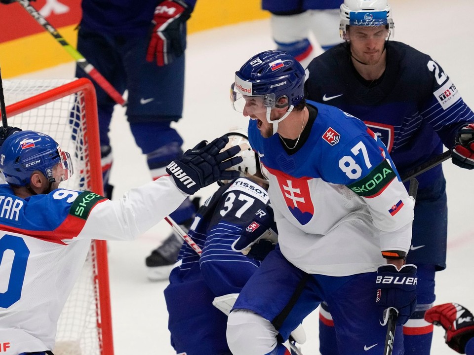 Pavol Regenda a Tomáš Tatar oslavujú gól v zápase Slovensko - Francúzsko na MS v hokeji 2024. 