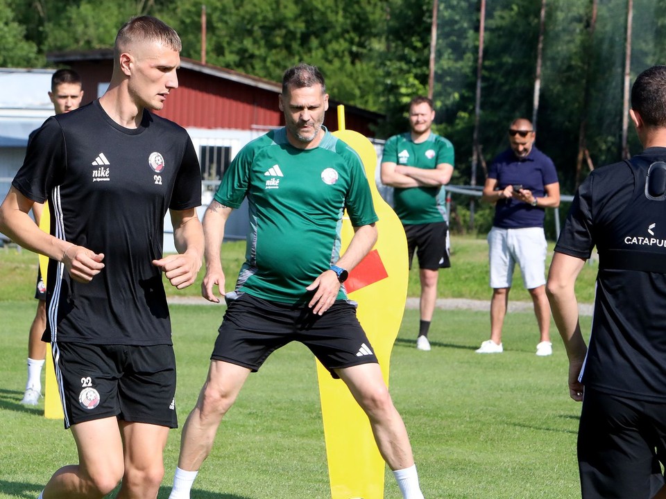 Asistent trénera Vladimír Cifranič (v strede) počas tréningu pred štartom letnej prípravy futbalového klubu FK Železiarne Podbrezová.