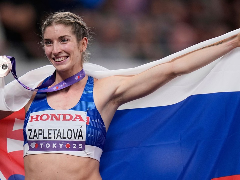 Emma Zapletalová s bronzovou medailou po finále na 400 m cez prekážky na MS v Tokiu.