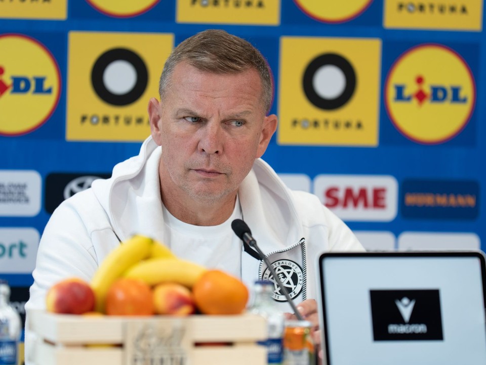 Na snímke tréner 21-ky tímu SR Jaroslav Kentoš počas tlačovej konferencie k futbalovej nominácii.