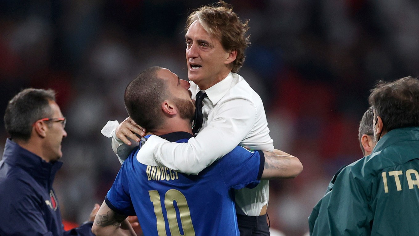 Tréner Talianska Roberto Mancini sa teší s Leonardom Bonuccim po víťaznom finále ME.
