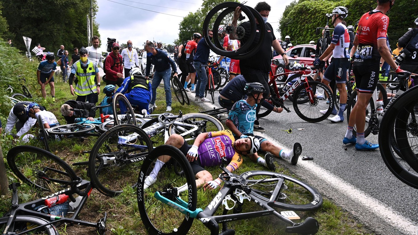 Pád cyklistov na Tour de France 2021.