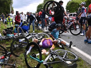 Pád cyklistov na Tour de France 2021.