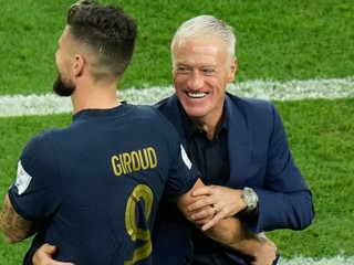 Francúzsky hráč Olivier Giroud (vľavo) oslavuje s trénerom Didierom Deschampsom.