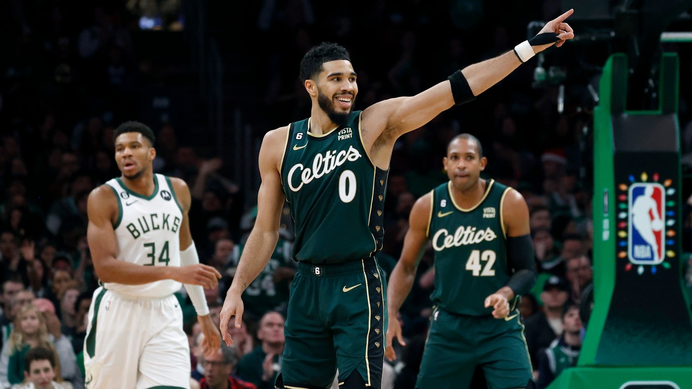 Hráč Bostonu Jayson Tatum (v popredí) so spoluhráčom Al Horfordom a Giannisom Antetokounmpom z Milwaukee.