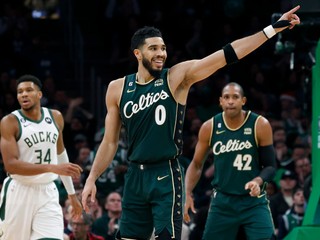 Hráč Bostonu Jayson Tatum (v popredí) so spoluhráčom Al Horfordom a Giannisom Antetokounmpom z Milwaukee.