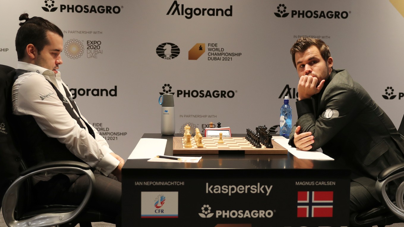 Magnus Carlsen a Jan Nepomňaščij.