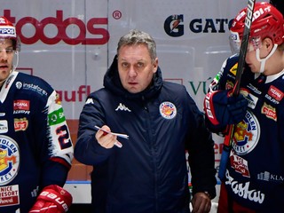 Pter Krieger (vľavo) s trénerom Petrom Oremusom na lavičke Zvolena.