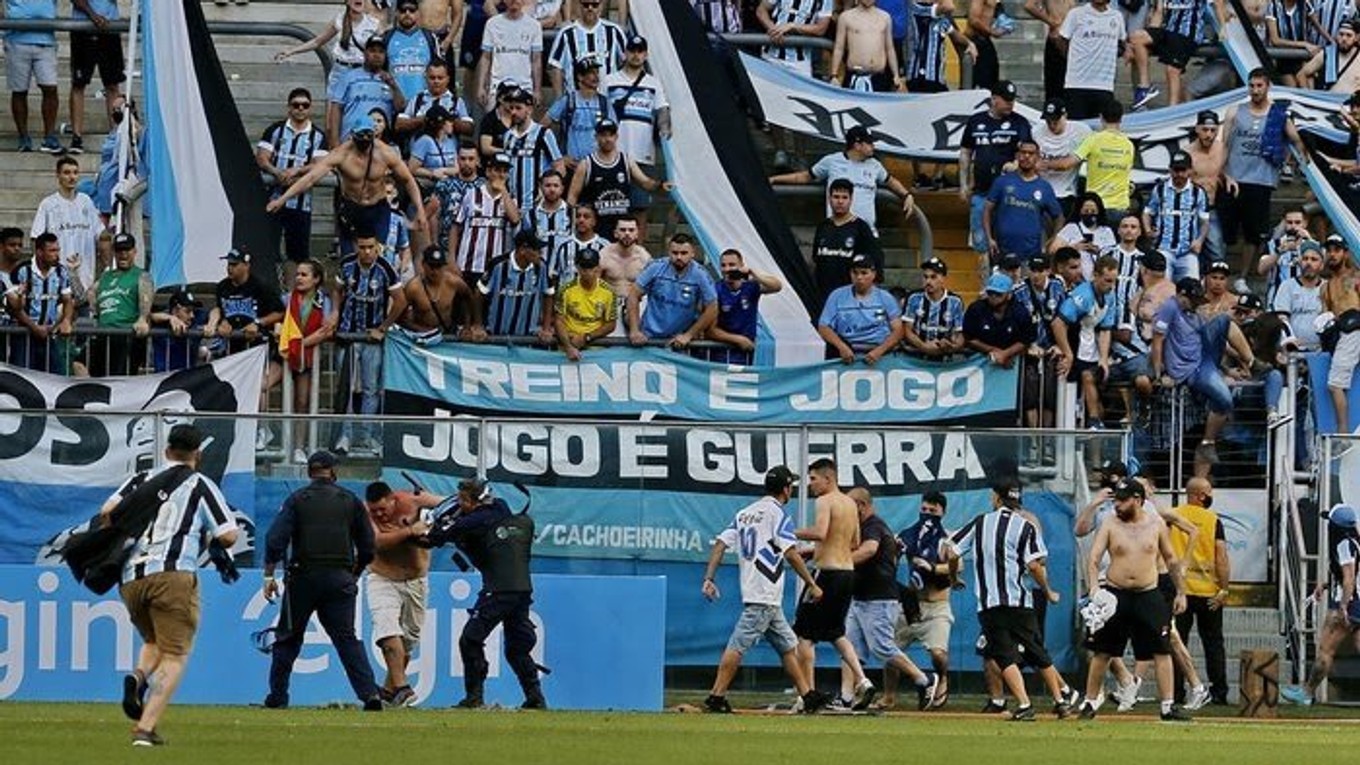 Fanúšikovia Gremio Porto Alegre po prehre vtrhli na ihrisko a zničili VAR.