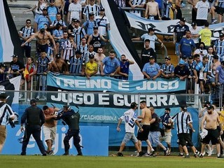 Fanúšikovia Gremio Porto Alegre po prehre vtrhli na ihrisko a zničili VAR.