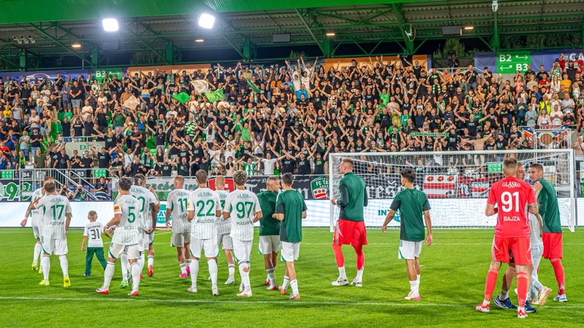 Futbalisti FC Tatran Prešov s fanúšikmi.