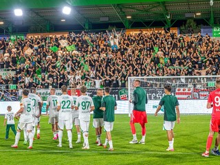 Futbalisti FC Tatran Prešov s fanúšikmi.