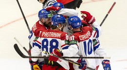 Radosť hráčov Česka po góle na MS v hokeji 2025. 
