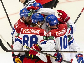 Radosť hráčov Česka po góle na MS v hokeji 2025. 
