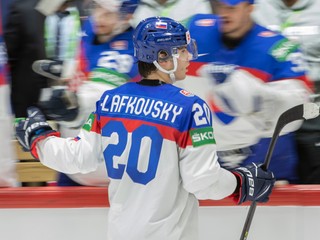 Juraj Slafkovský sa teší po strelenom góle v zápase Slovensko - Kazachstan na MS v hokeji 2022.