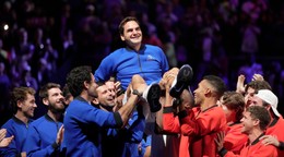 Roger Federer po jeho poslednom zápase kariéry so spoluhráčmi z Tímu Európy aj Tímu sveta na Laver Cupe 2022.