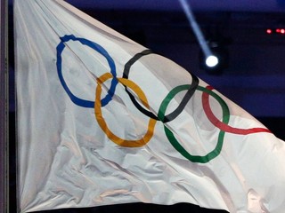 Olympijská a ruská vlajka počas záverečného ceremoniálu ZOH 2014 v Soči. 