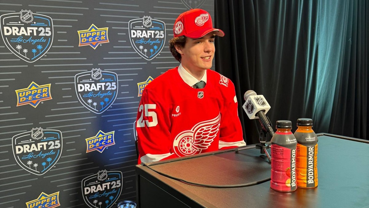 Brankár Michal Prádel počas draftu NHL 2025. 