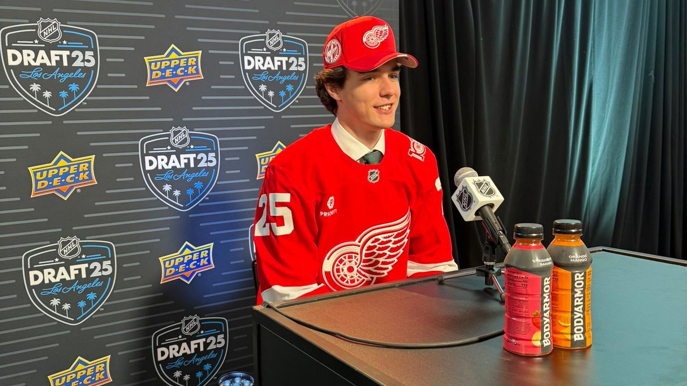 Brankár Michal Prádel počas draftu NHL 2025. 