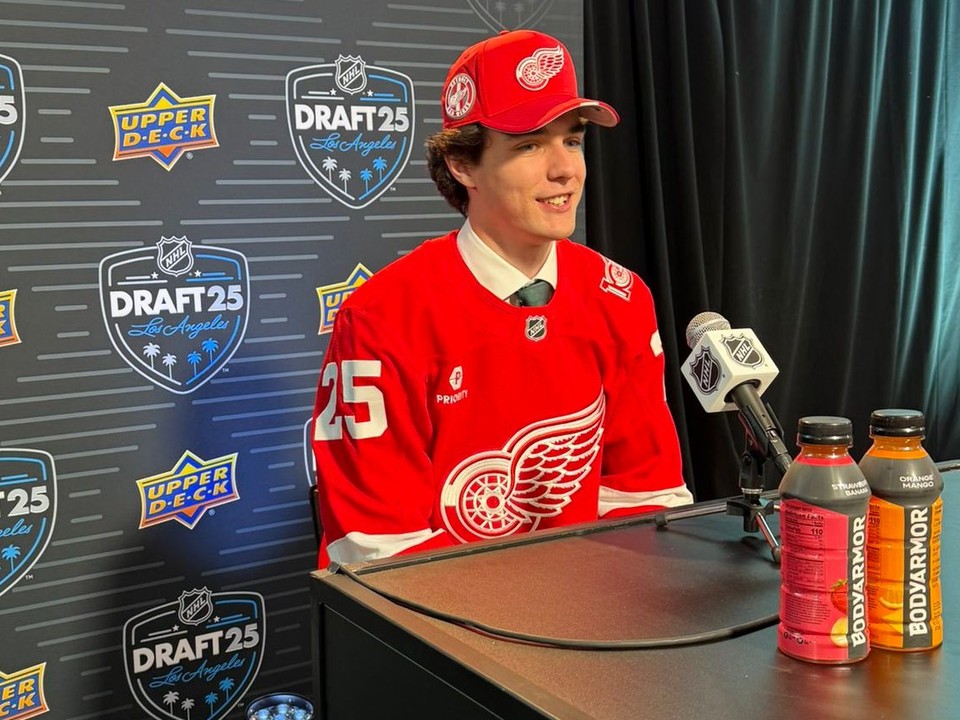 Brankár Michal Prádel počas draftu NHL 2025. 