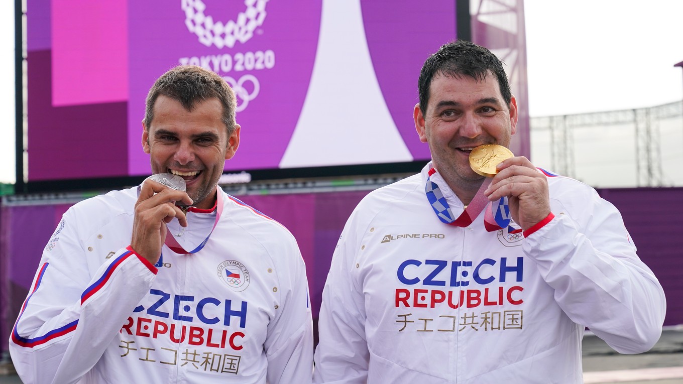 David Kostelecký (vľavo) a Jiří Lipták s medailami.