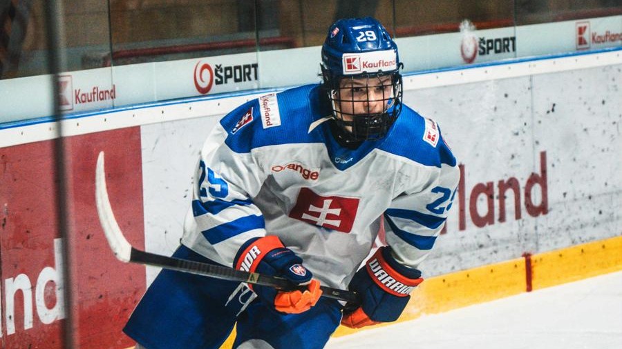 Hokej sa naučil hrať v Anglicku. Mladý Slovák má lepšie čísla ako Slafkovský, no obdivuje iných