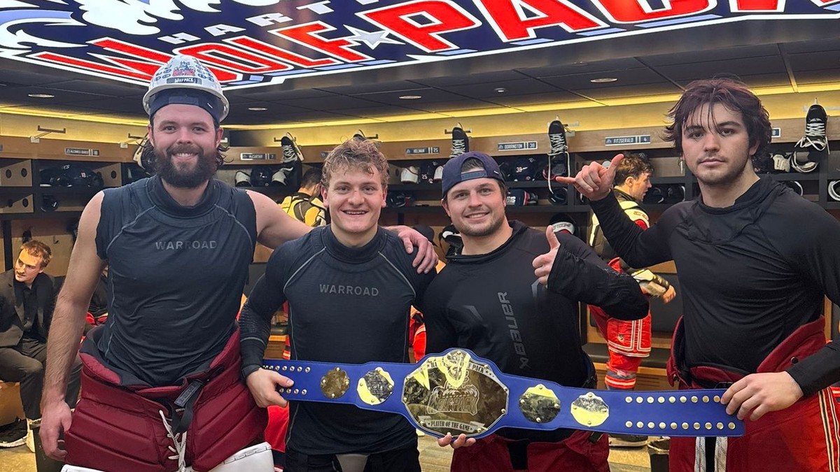 Adam Sýkora s brankárom a spoluhráčmi z útoku. Vo formácií s Treyom Fix-Wolanskym a Brendanom Brissonom nazbieral 9 bodov (4+5) za 7 zápasov.